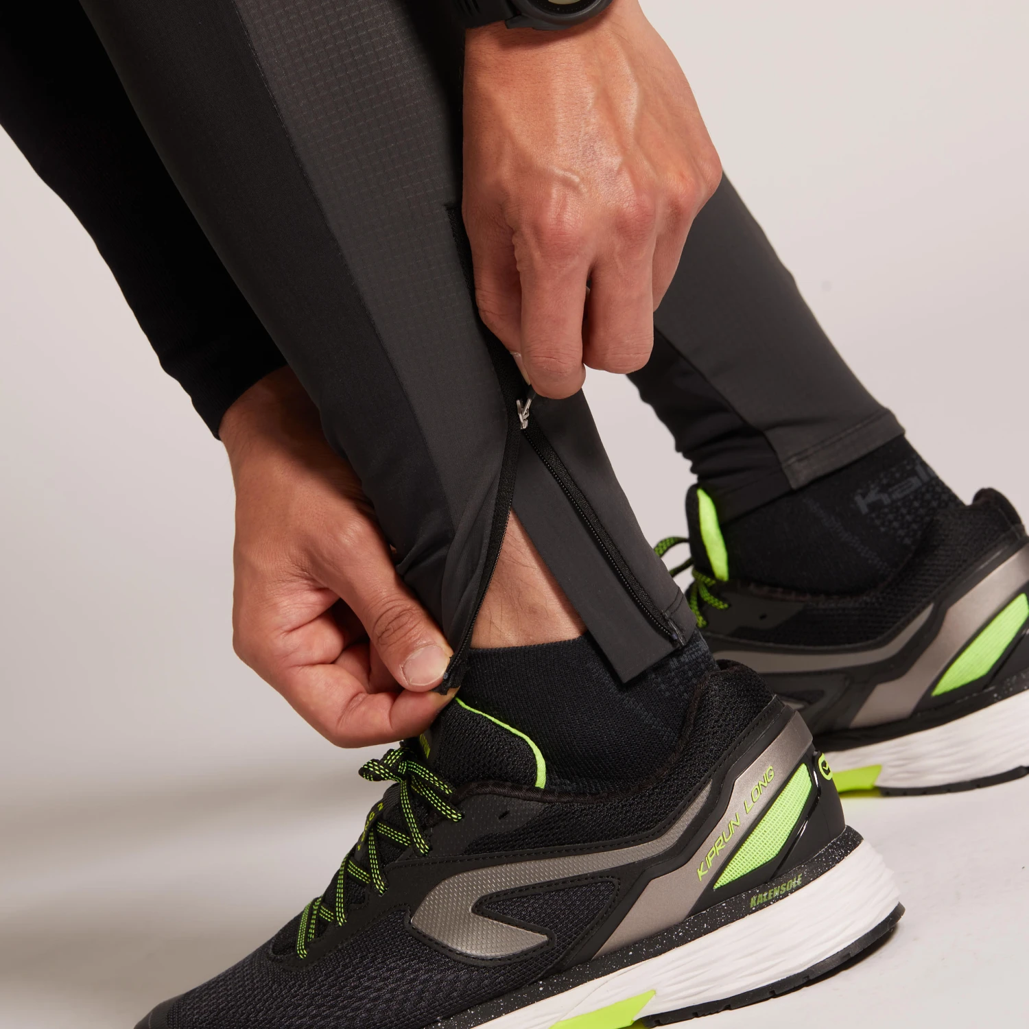 KIPRUN WARM RAIN MEN'S RUNNING TIGHTS WATERPROOF BLACK 6 KIPRUN WARM RAIN MEN'S RUNNING TIGHTS WATERPROOF BLACK - Image 6